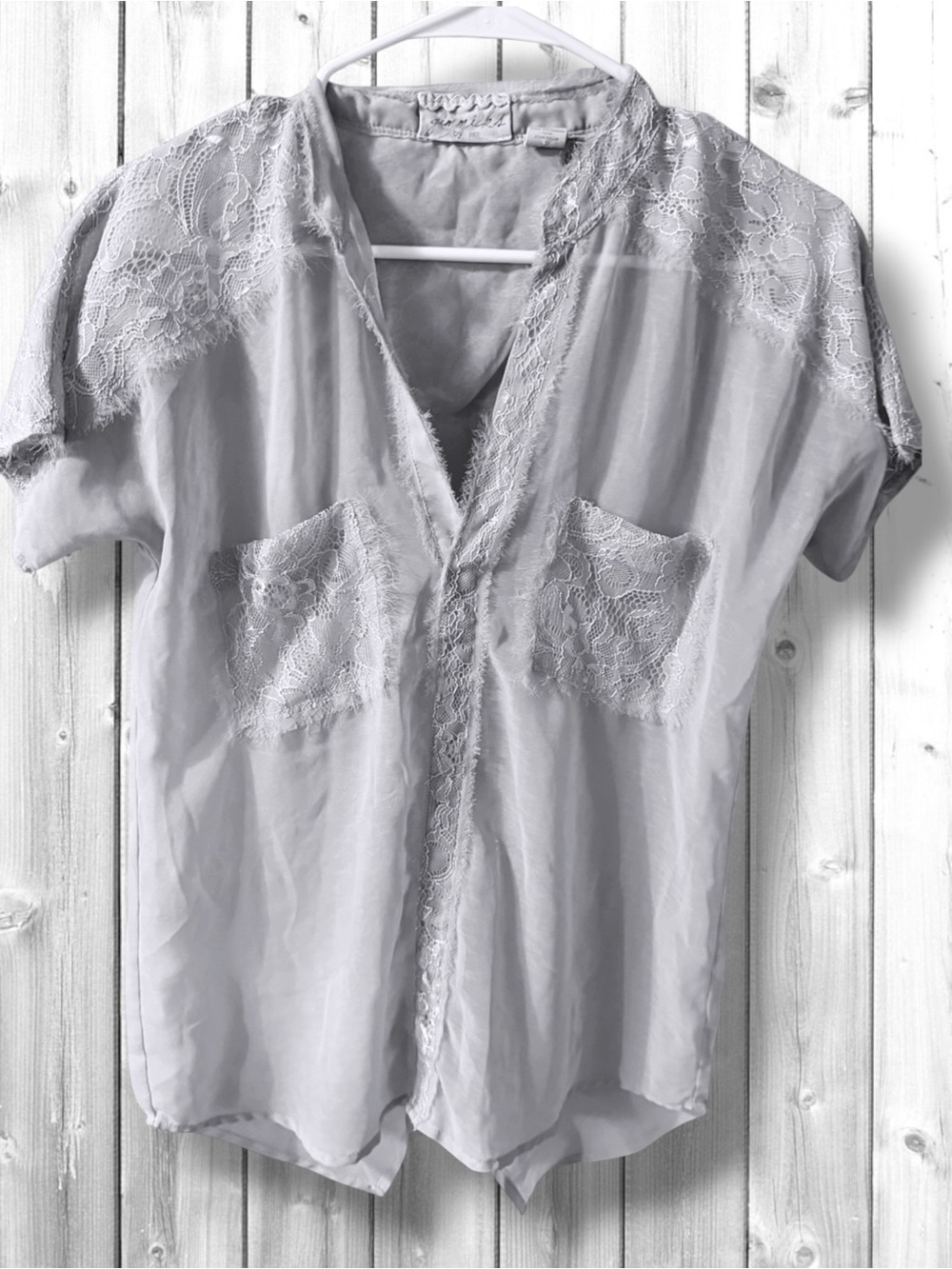 🙋🏻‍♀️gimmicks by BKE Lace-Trim V-Neck Short Sleeve Blouse - Silver Gray